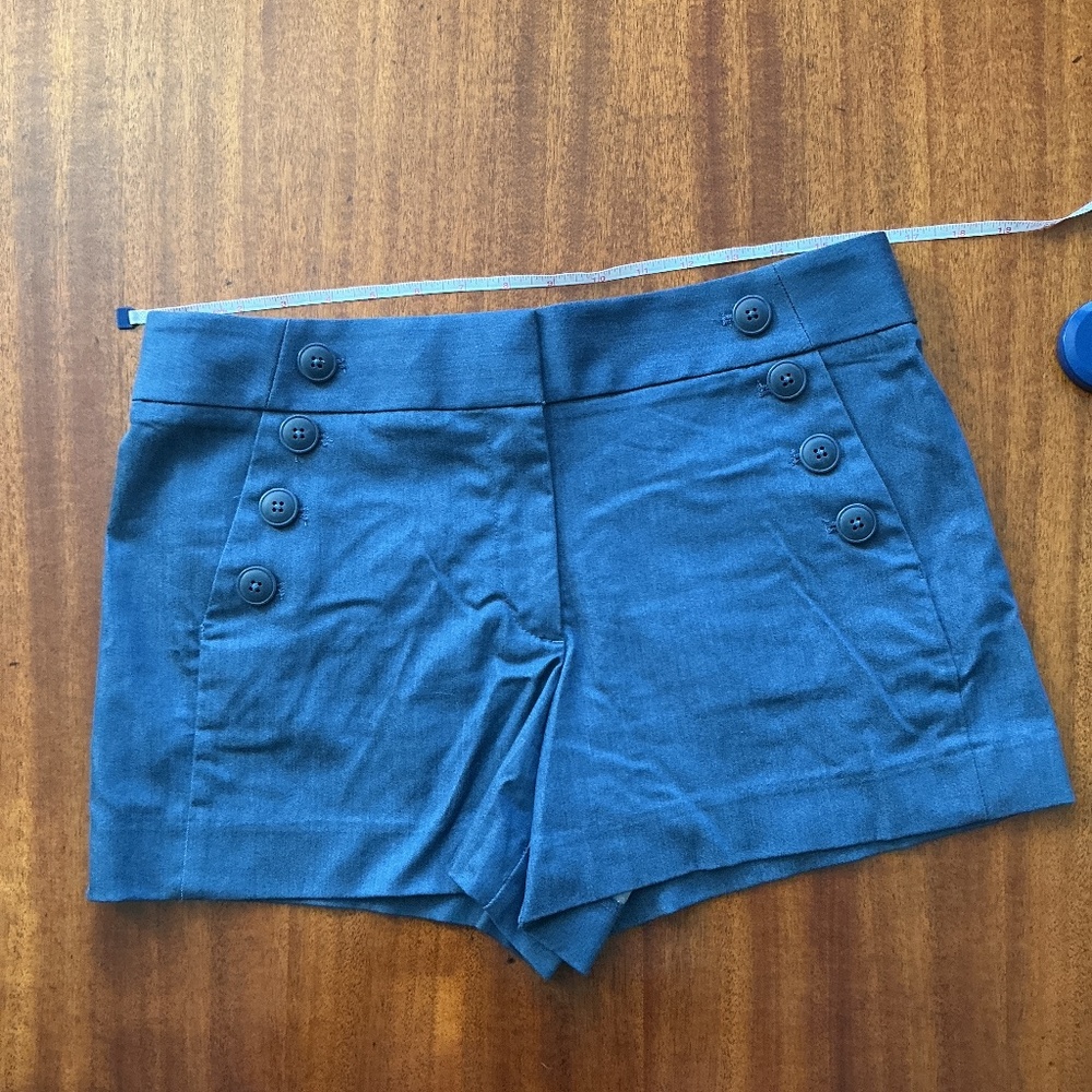 Ann Taylor Loft Riviera Shorts with Button Detail in Front Size 6